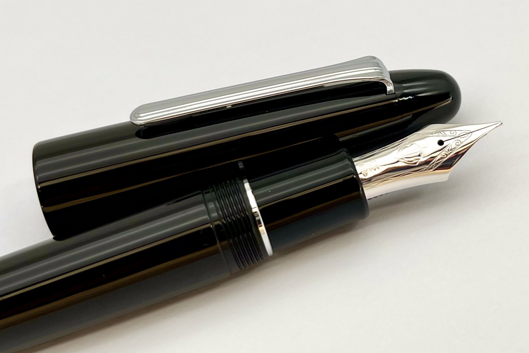 SailorKingofPensEboniteBlackRhodiumTrimFPNewNibLogo_I